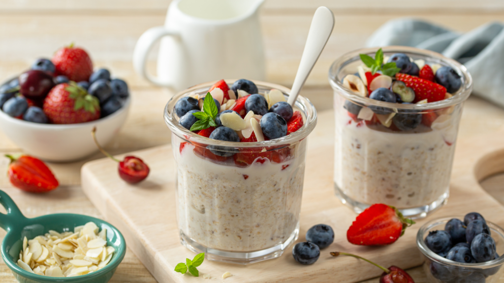 Overnight oats dengan buah segar