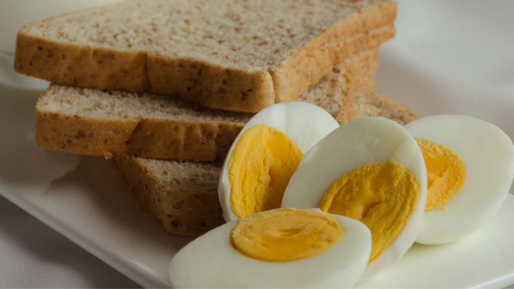 Telur rebus dengan roti gandum