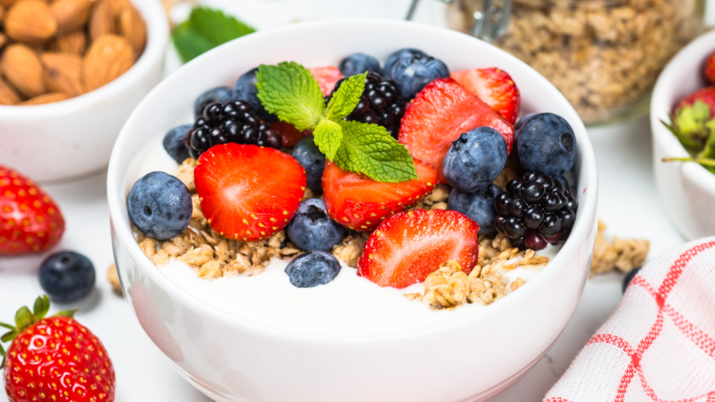 Greek yogurt dengan granola